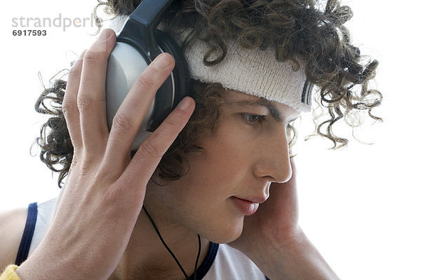 Junger Mann tragen Kopfhörer