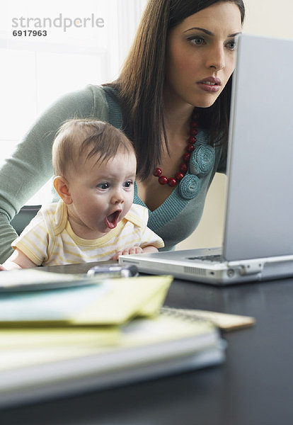 Computer  Notebook  sehen  Mutter - Mensch  Baby