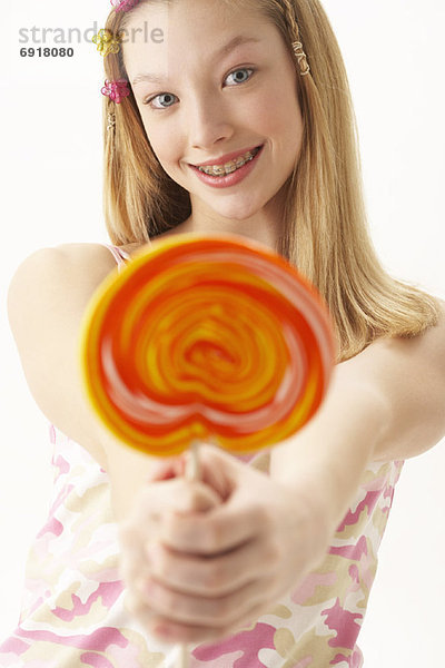 Mädchen hält Lollipop