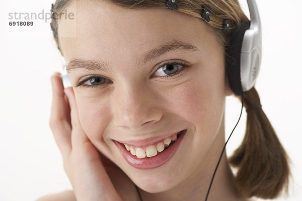 Mädchen hören Kopfhörer