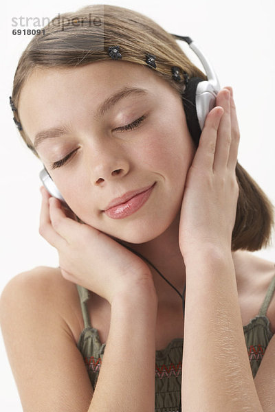 Mädchen hören Kopfhörer