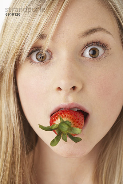 Girl Eating Erdbeere