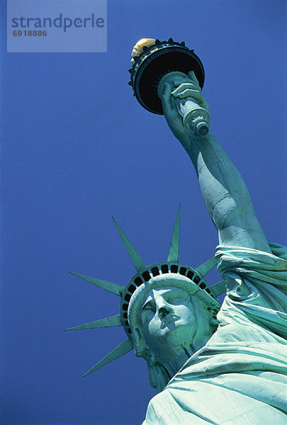 Vereinigte Staaten von Amerika  USA  hoch  oben  Freiheit  sehen  Himmel  Statue  New York City