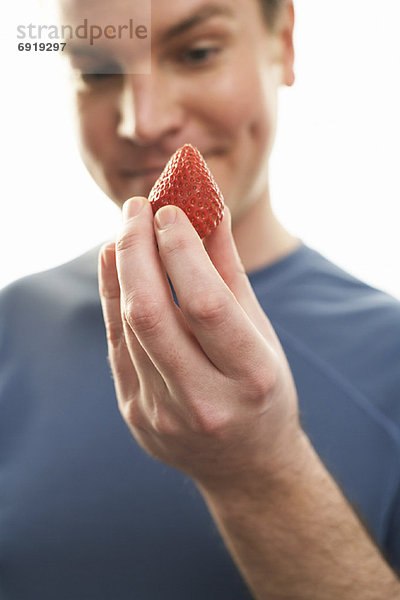 Mann  halten  Erdbeere
