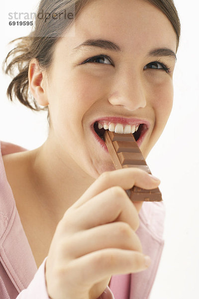 Mädchen essen Schokolade