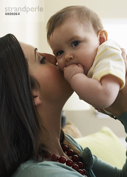 Mutter Kissing Baby