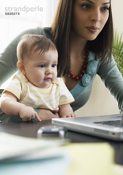 benutzen  Computer  Notebook  auf dem Schoß sitzen  Mutter - Mensch  Baby