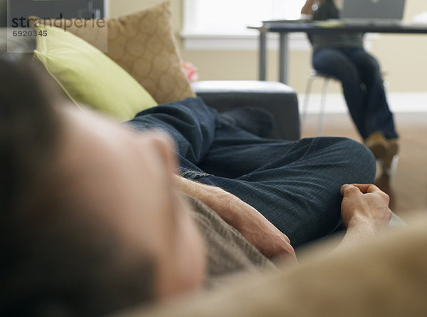 Frau Mann Computer arbeiten dösen Couch