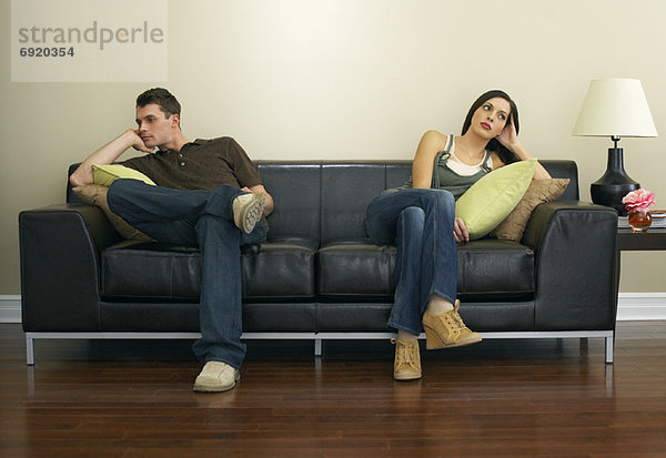 Paar auf Couch sitzen