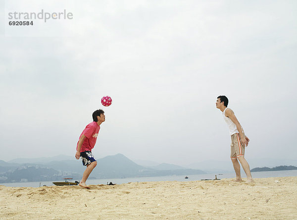 Mann  Strand  Ball Spielzeug  spielen