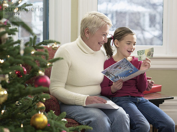 empfangen  Weihnachten  Großmutter  Geld  Mädchen