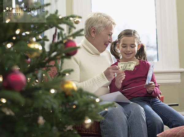 empfangen  Weihnachten  Großmutter  Geld  Mädchen