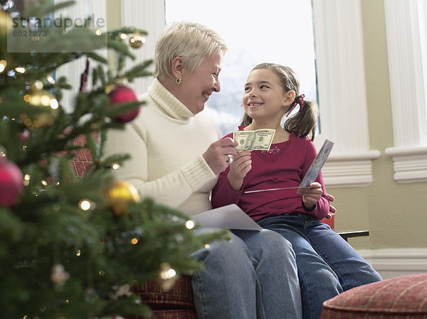 empfangen  Weihnachten  Großmutter  Geld  Mädchen