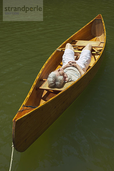 Mann  schlafen  Kanu
