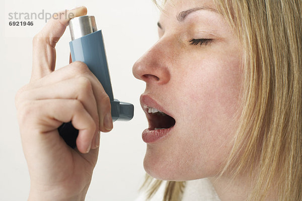 Frau mit Inhalator