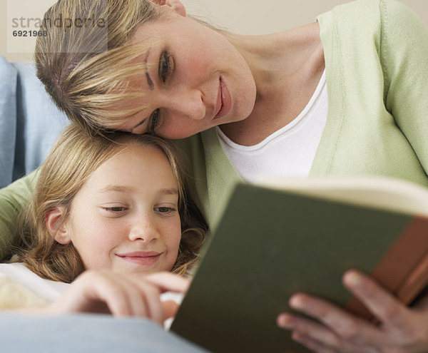 Mutter und Tochter lesen