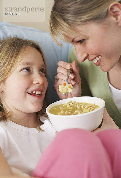 Huhn  Gallus gallus domesticus  Tochter  essen  essend  isst  Mutter - Mensch  Suppe