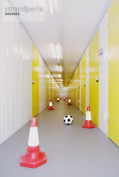 Freileitungsmast  Korridor  Korridore  Flur  Flure  Fußball  Ball Spielzeug