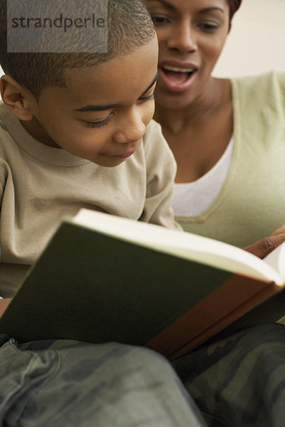 Mutter und Sohn lesen