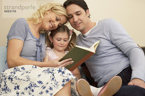 Familie gemeinsam lesen
