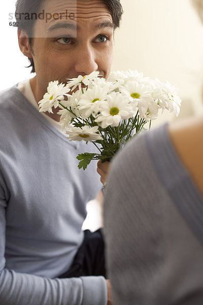 stinken  Blumenstrauß  Strauß  Mann  Blume  riechen