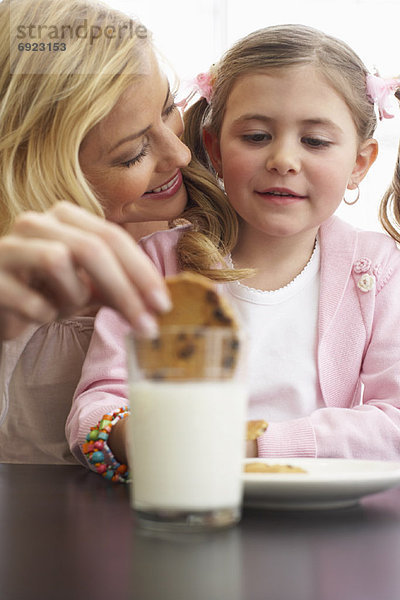 Tochter  Keks  essen  essend  isst  Mutter - Mensch  Milch