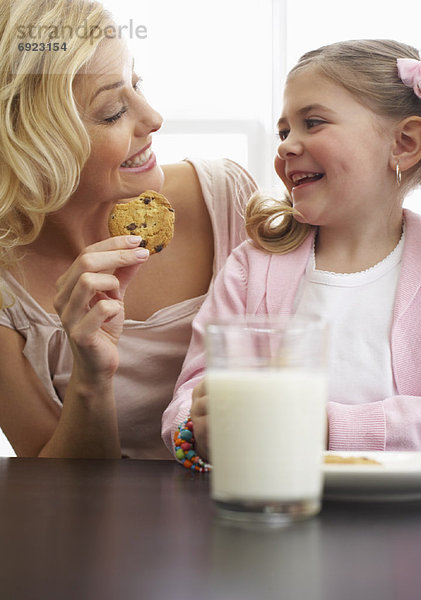 Tochter  Keks  essen  essend  isst  Mutter - Mensch  Milch