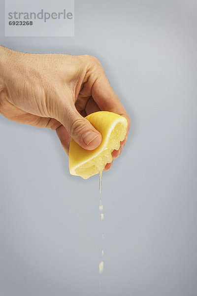 Mensch  drücken  Zitrusfrucht  Zitrone