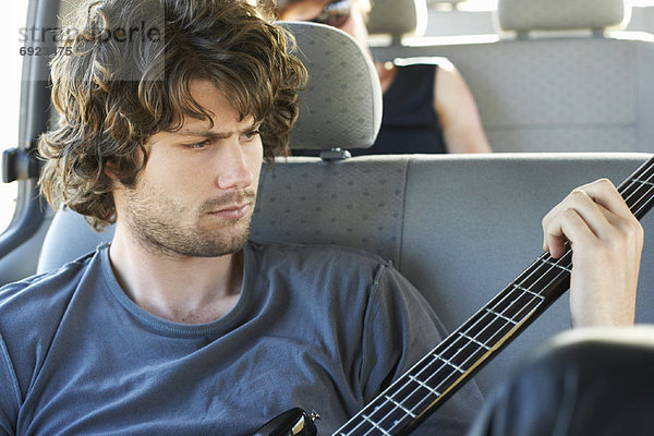 Portrait  Mann  Gitarre  spielen