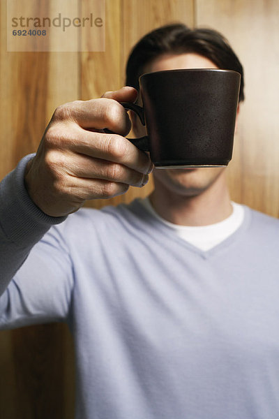 Mann  Becher  halten  frontal  Kaffee
