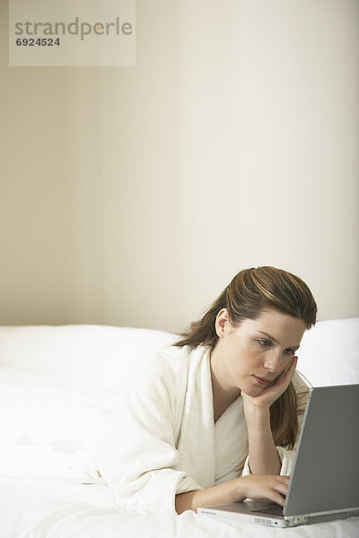 Frau mit Laptop-Computer