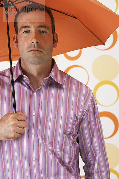 Mann  hält Regenschirm