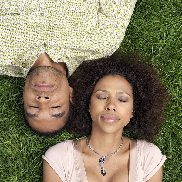 Paar auf Gras liegend