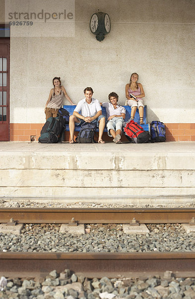 Mensch  Menschen  warten  Haltestelle  Haltepunkt  Station  Zug