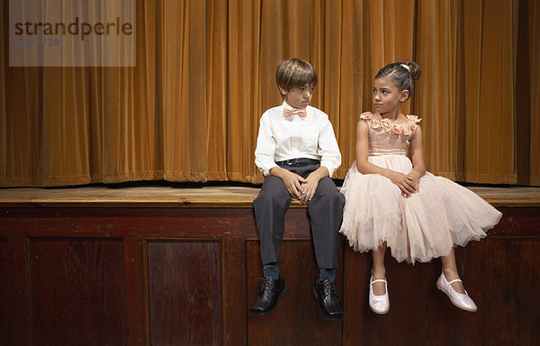 Bühne Theater  Bühnen  sitzend  Junge - Person  Mädchen