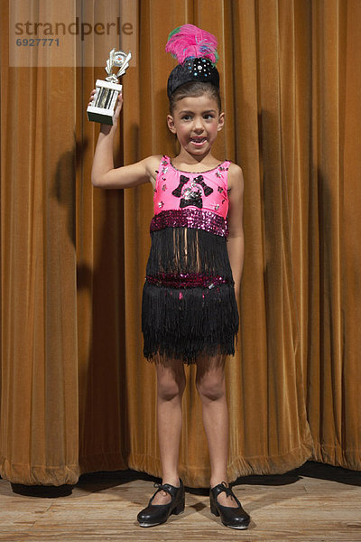 Bühne Theater  Bühnen  Portrait  halten  Mädchen  Pokal