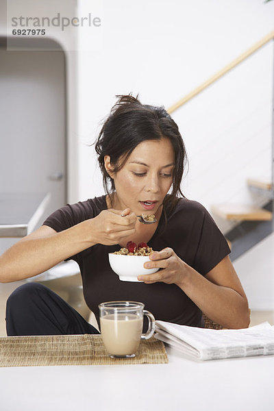 Getreide  Frau  essen  essend  isst  vorlesen
