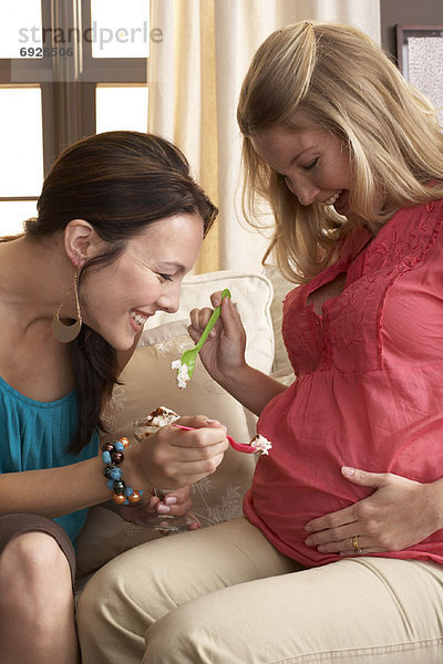 Frau  Eis  Schwangerschaft  essen  essend  isst  Sahne  Freund