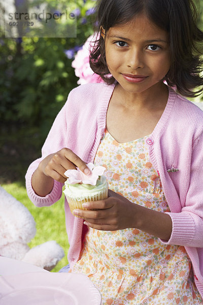 Mädchen hält Cupcake