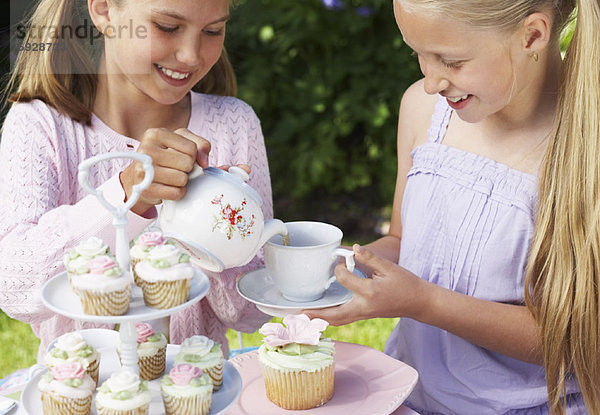Party eingießen einschenken Mädchen Tee
