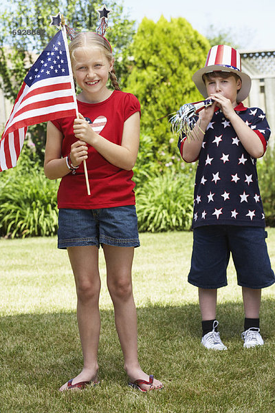 sternförmig  Portrait  Junge - Person  Hut  halten  hoch  oben  Fahne  amerikanisch  Streifen  Kleidung  Mädchen