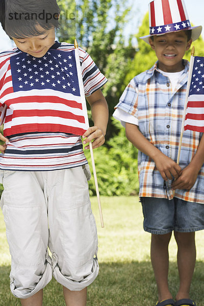 Junge - Person  halten  Fahne  amerikanisch