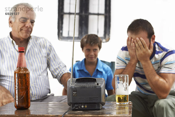 sehen Menschlicher Vater Sohn Garten Großvater Fernsehen Hinterhof