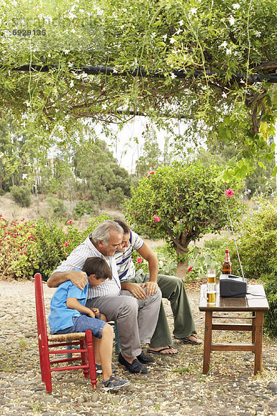 sehen Menschlicher Vater Sohn Garten Großvater Fernsehen Hinterhof