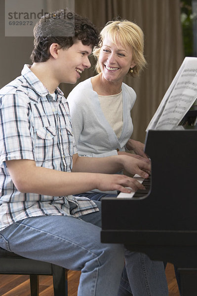 Frau  Junge - Person  Klavier  spielen