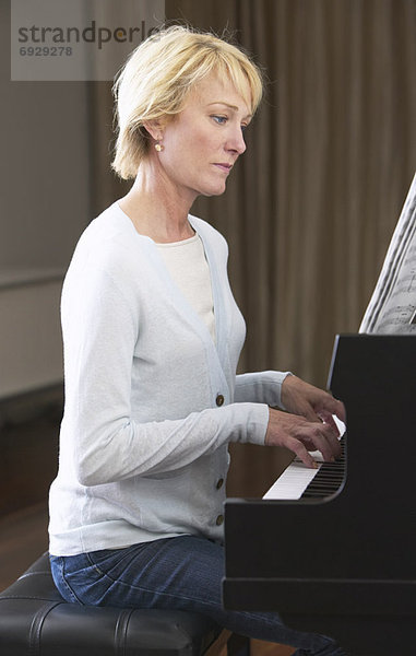 Frau spielen Klavier
