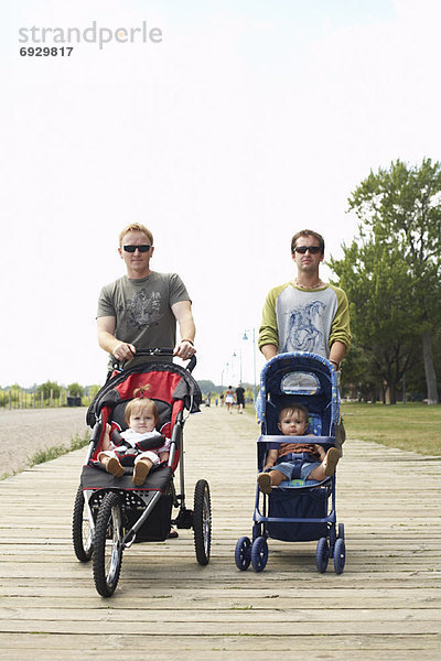 gehen  Menschlicher Vater  Holzweg  Kinderwagen  vorwärts