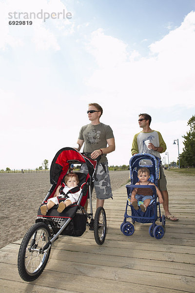 gehen  Menschlicher Vater  Holzweg  Kinderwagen  vorwärts