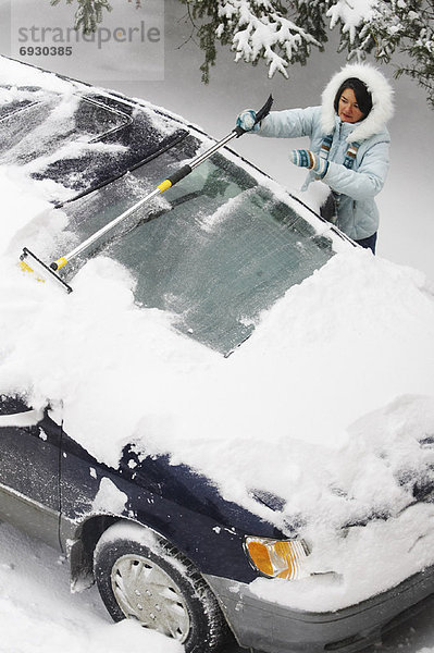 Kleintransporter  Frau  Bürste  Schnee  Lieferwagen