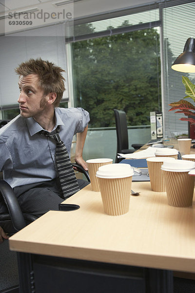 Mann  Schreibtisch  Tasse  Büro  Kaffee